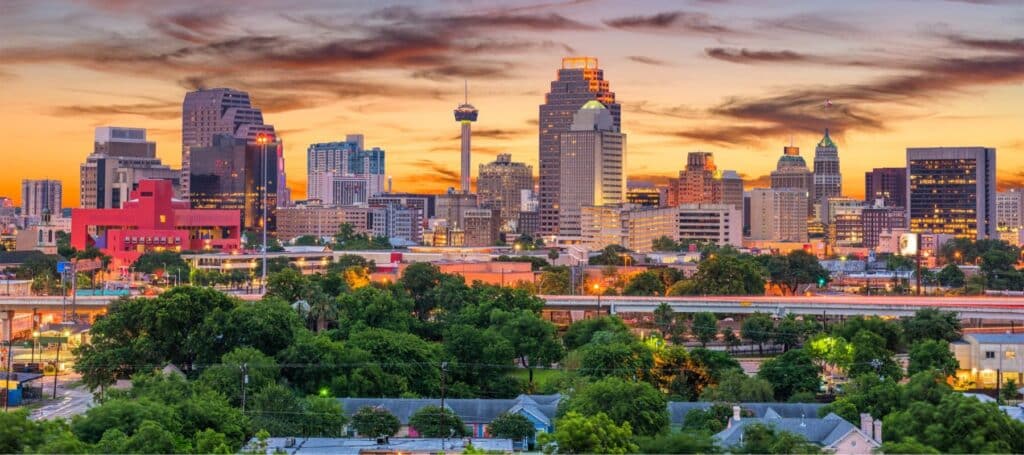 the city skyline of downtown San Antonio in the evening