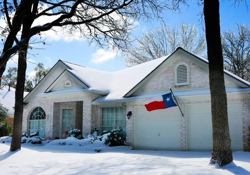 texas winter storm that has sit a san antonio home with snow covering the ground and roof