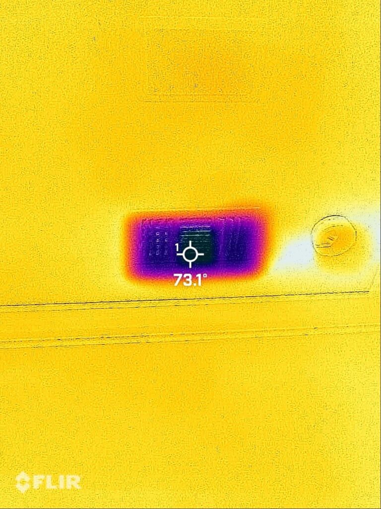 An infrared image showing the temperature around an air vent.